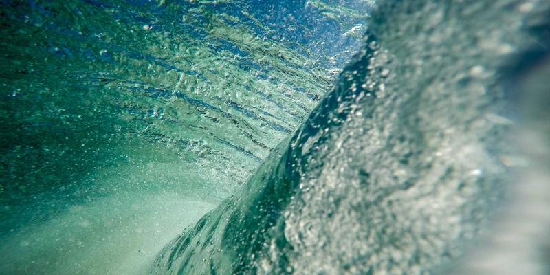 漫画封面与海报设计：第一眼吸引力的黄金法则与构图技巧